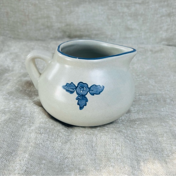Pfaltzgraff Small cottage Pitcher/Gravy Boat or Creamer Yorktowne Blue Pattern - Picture 1 of 6